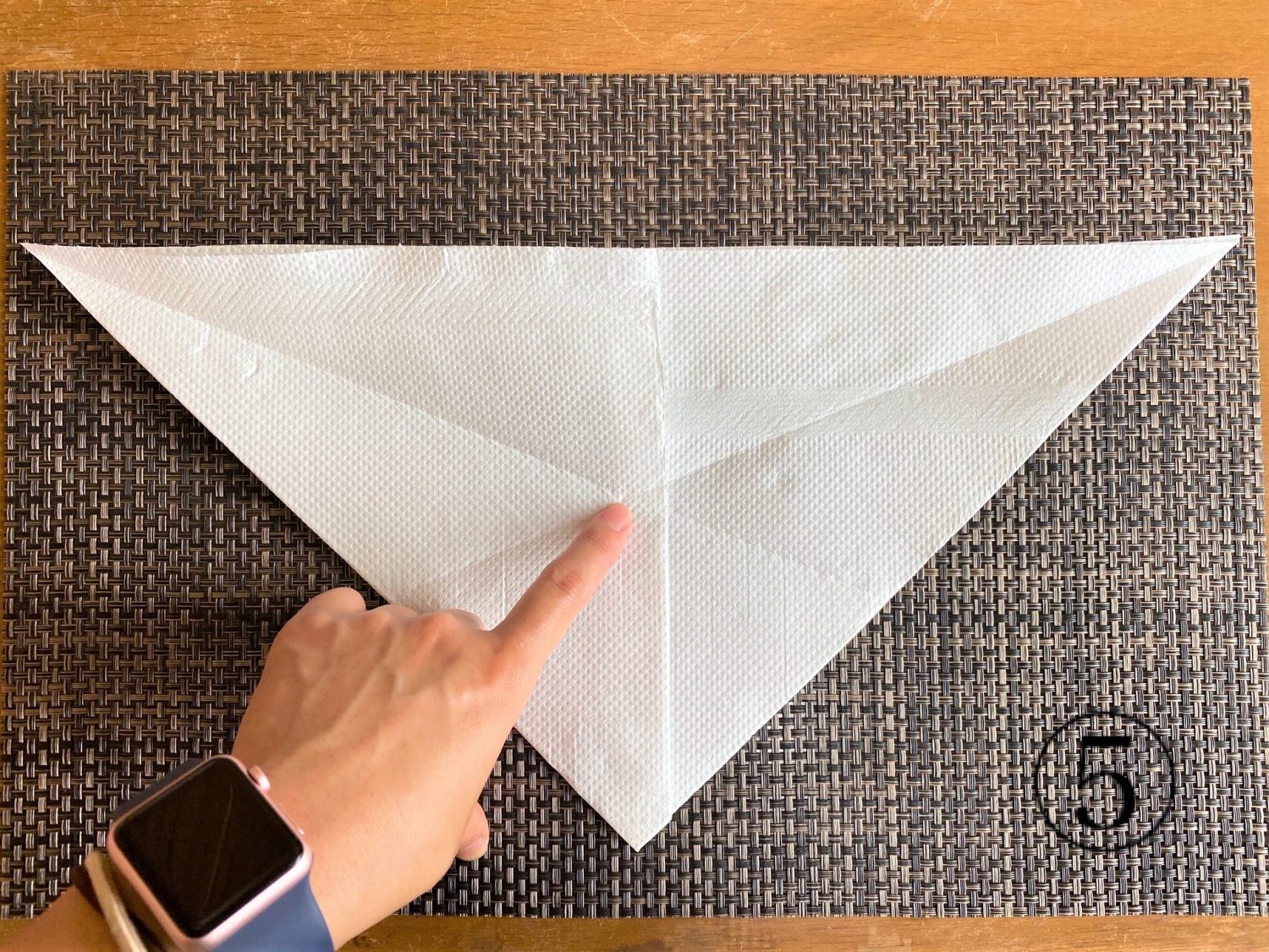 (5)逆三角形に戻し、中央部分にしっかりと折り目が付いていることを確認