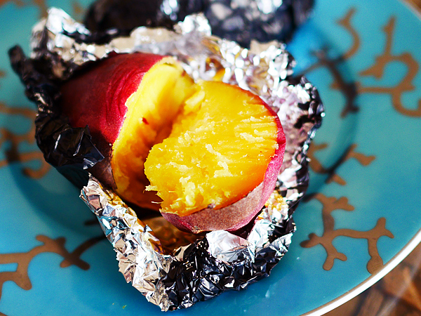 ①朝にグリルで焼き芋を焼く。（調理時間：15～20分）