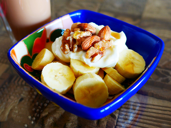 ②ギリシャヨーグルトで濃厚に！ヘルシーバナナボウル（調理時間：2分）