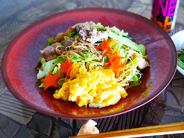 ③マヨネーズが隠し味！余り野菜で「焼ビーフン」（調理時間：15分）