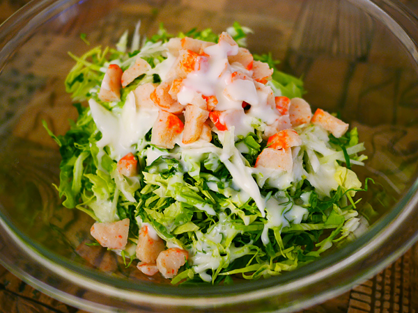 ④作りおきサラダ(1)カニカマと春キャベツのコールスローサラダ（調理時間：10分）