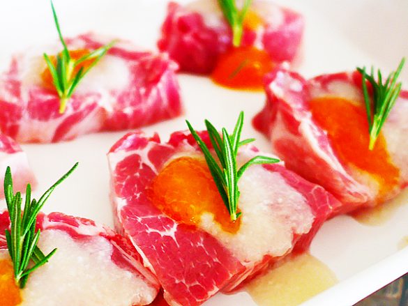 豚肩ロースを厚めに切り、塩麹、マーマレード、ローズマリー(自宅で栽培)を合わせて漬け込むと絶品。