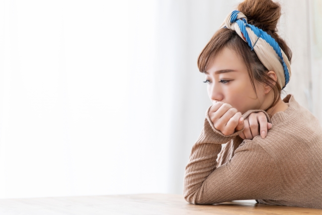 悩む女性