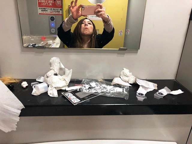 ゴミだらけのトイレ3