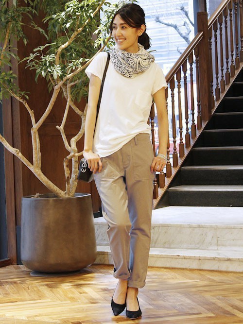 ベージュチノパン