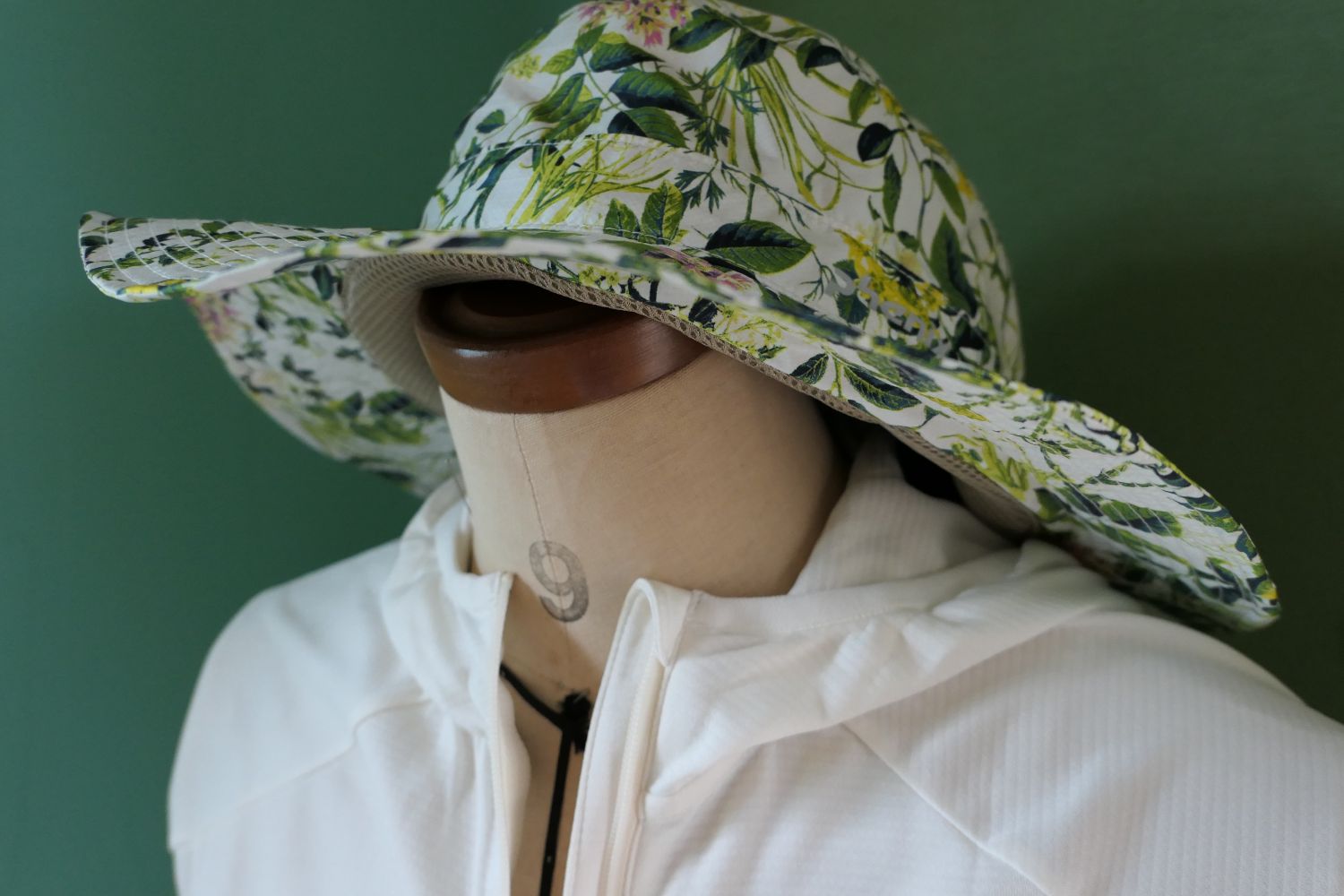 アイテム３「アウトドアウエア」②