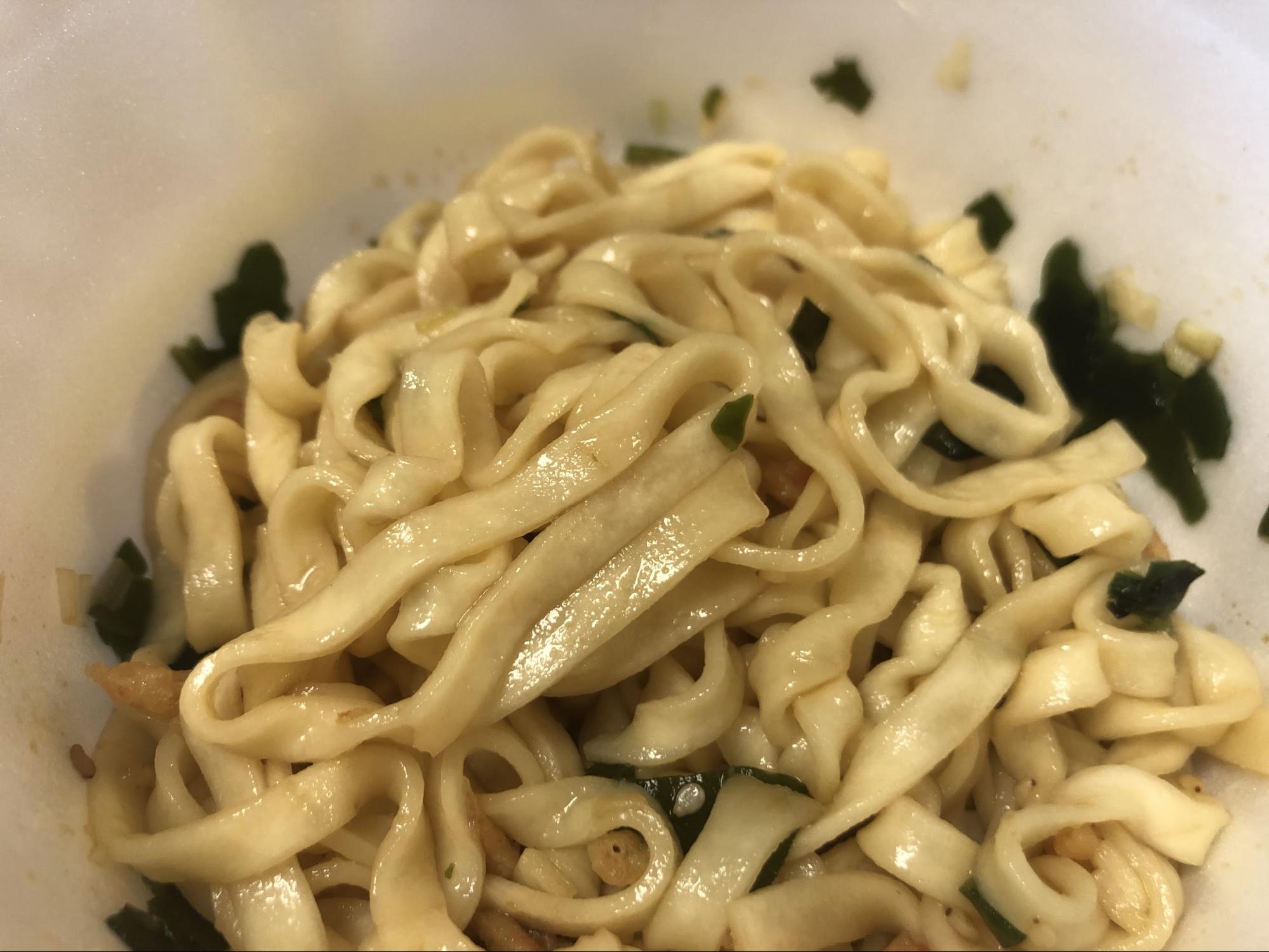 見た目は普通のどん兵衛の麺と変わらない