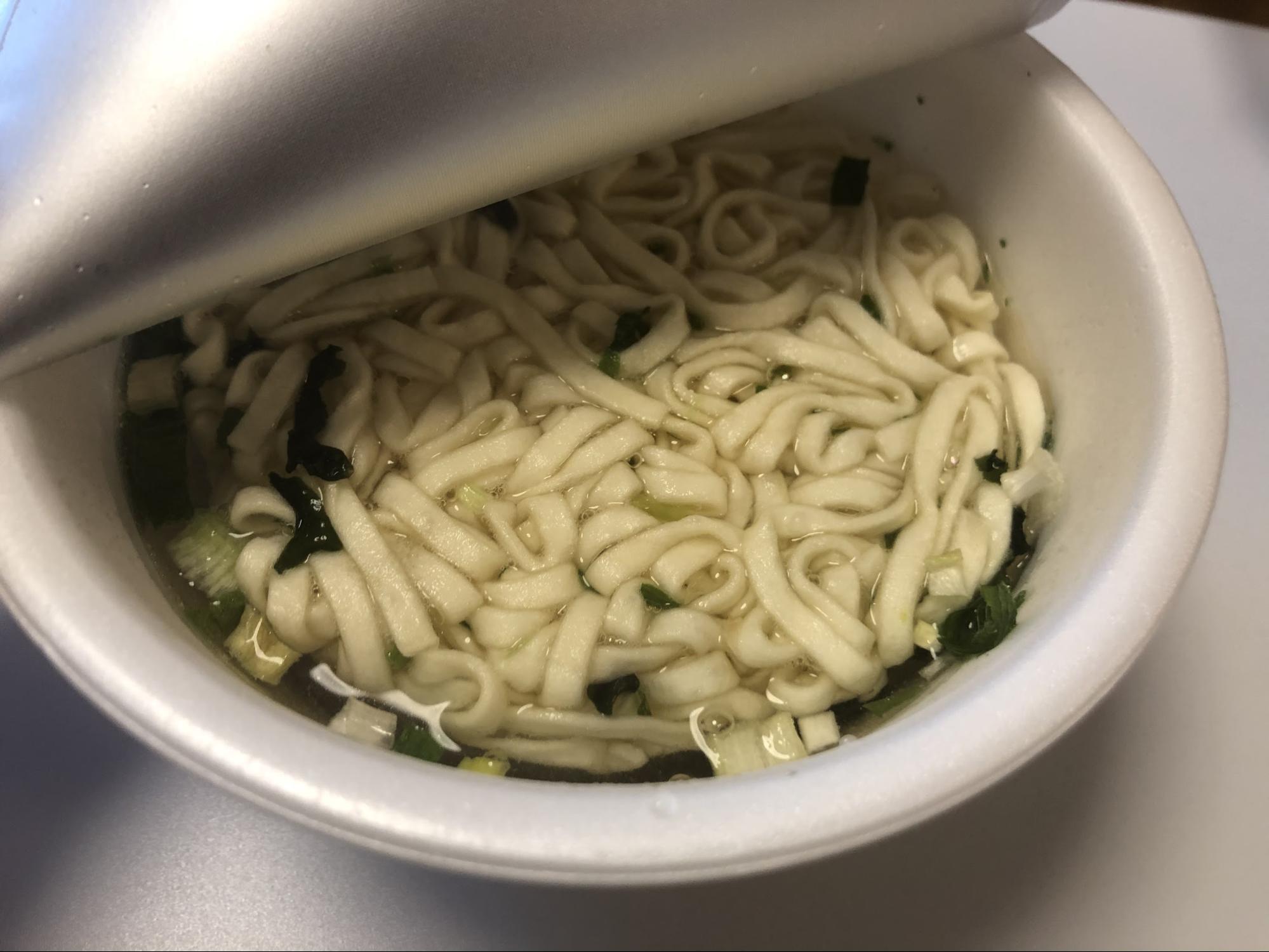 ②熱湯を内側の線まで注ぎ、フタをして5分待つ