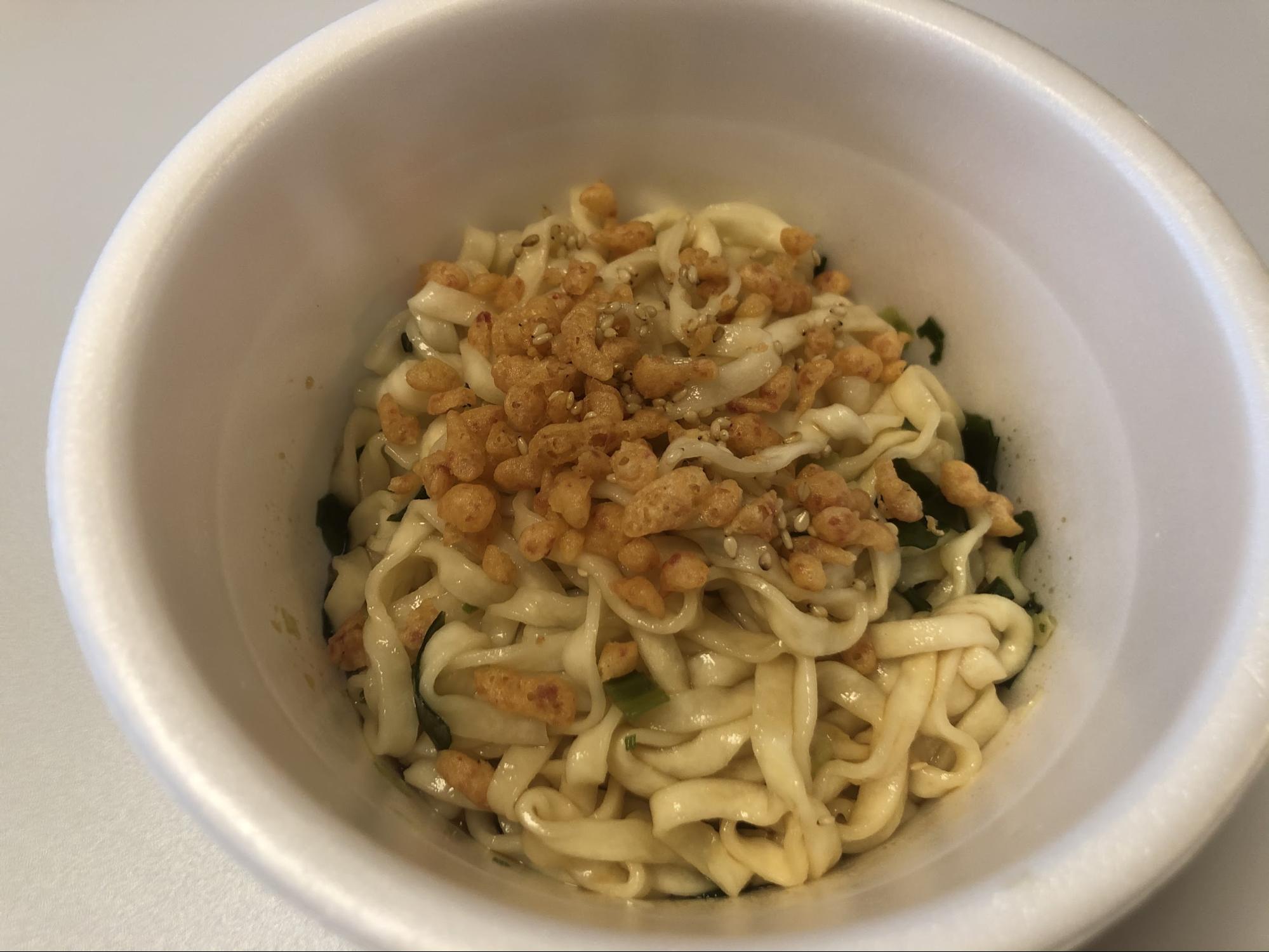 ⑥最後に、ふりかけ（天かすや白ごま）をかけて完成！