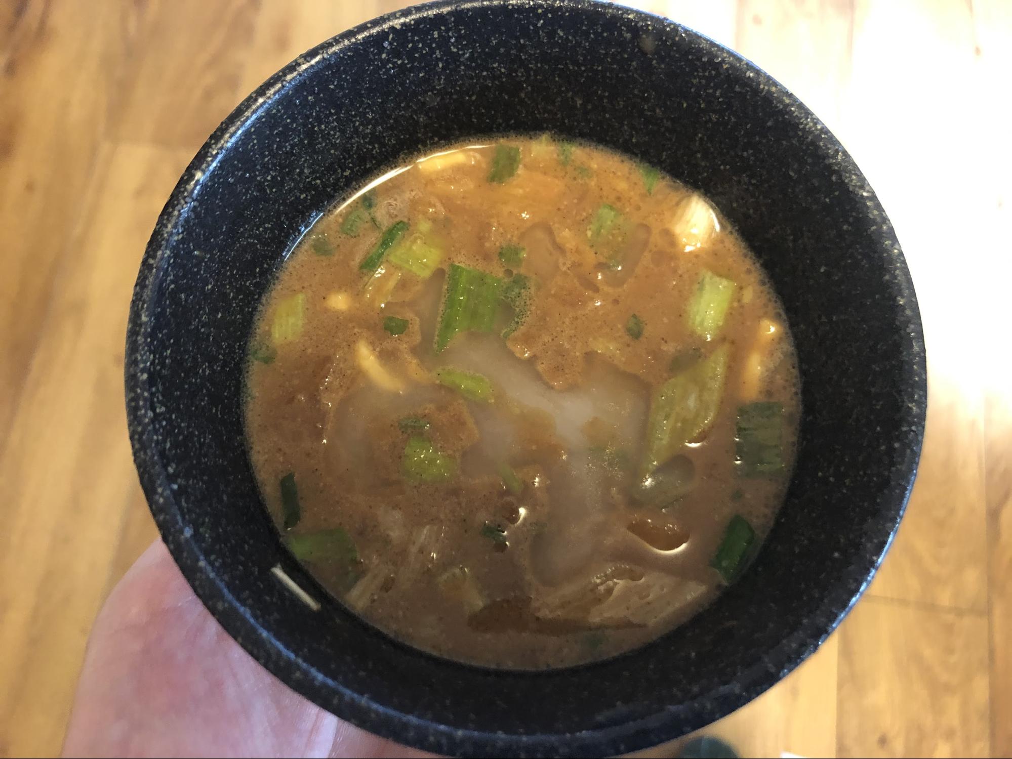 スープ粉末をお湯で溶かす。濃さはお好みで