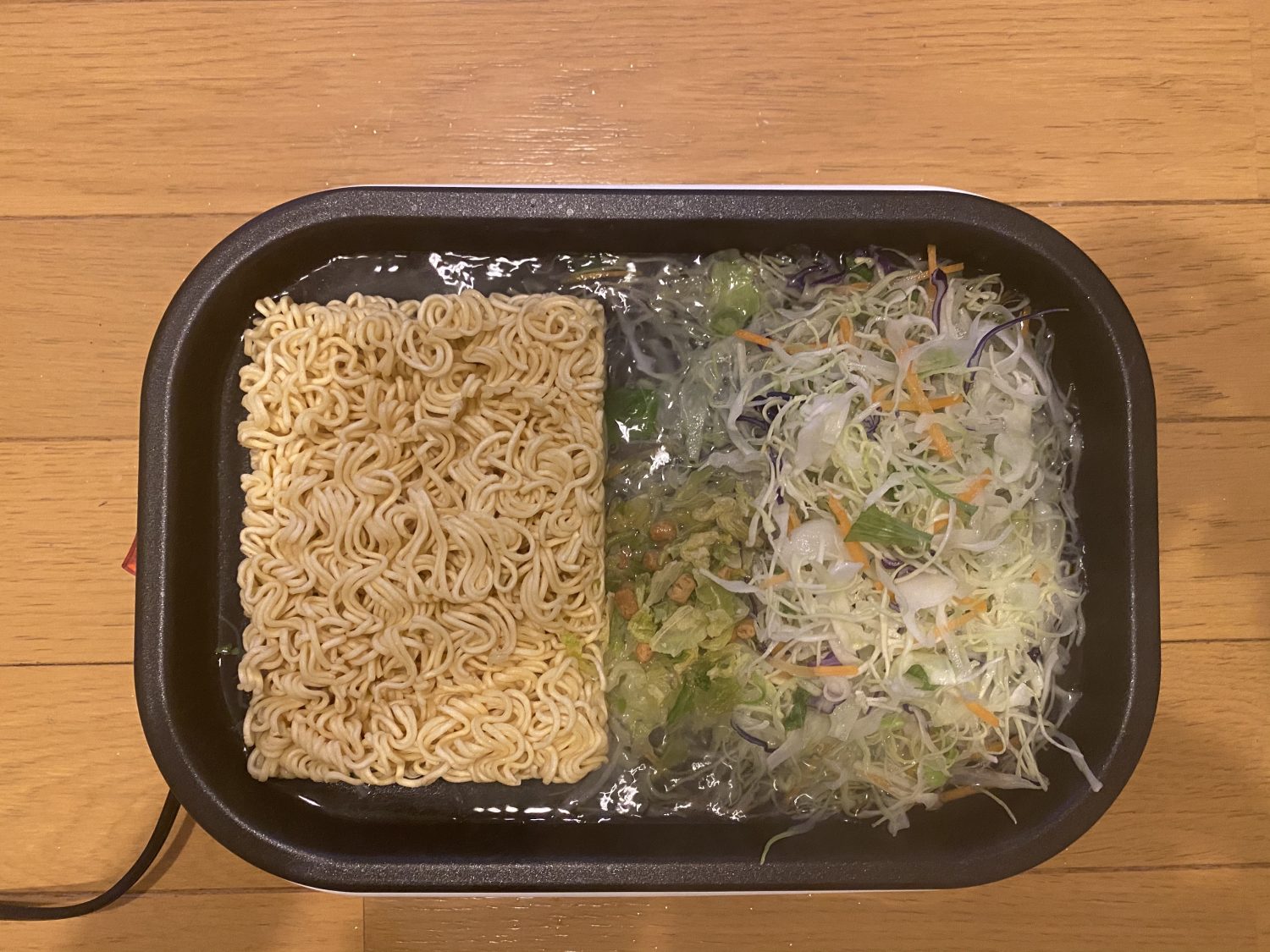 ペヤングとパック野菜を投入