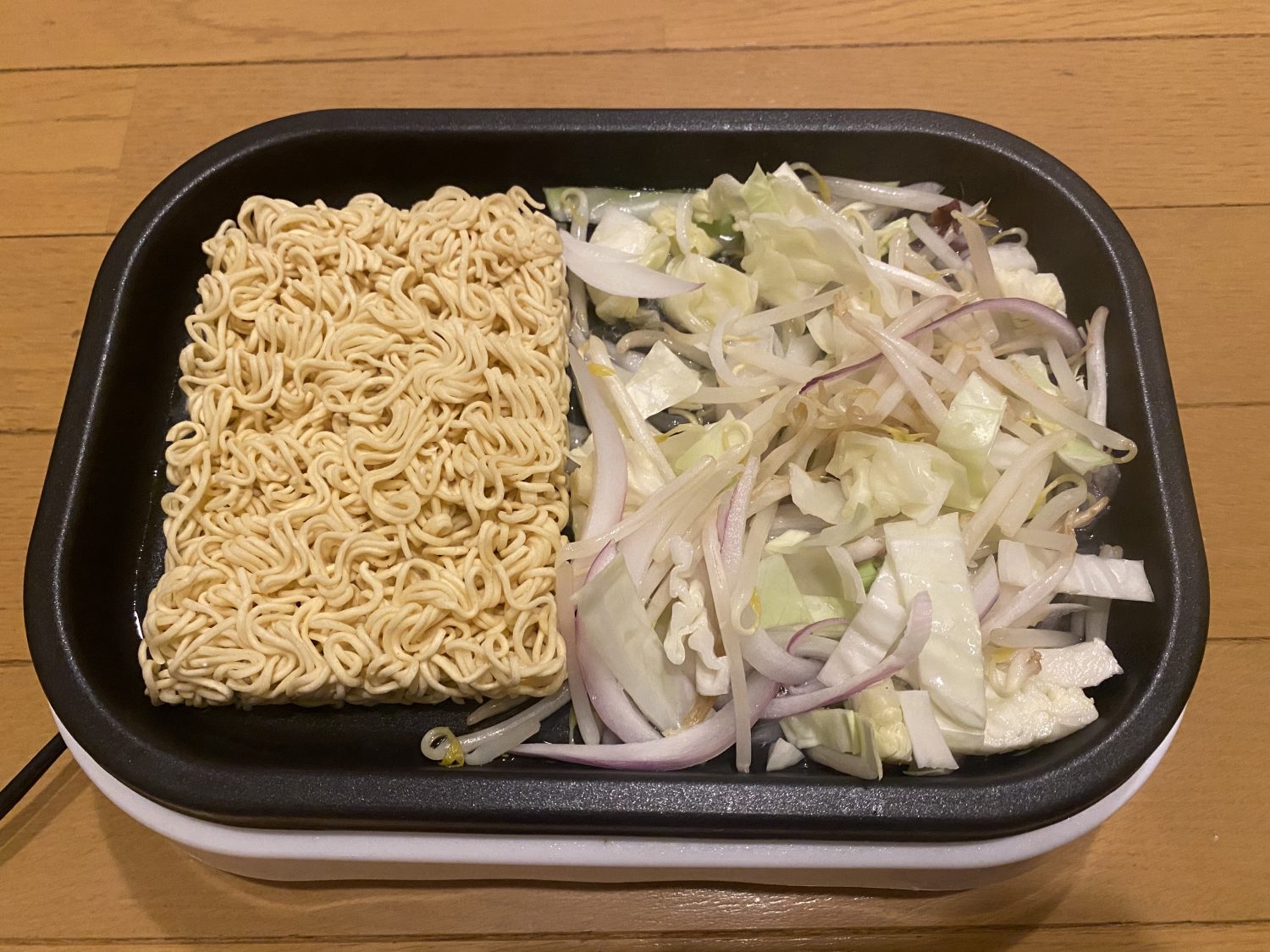 野菜に火が通ったら麺を入れる