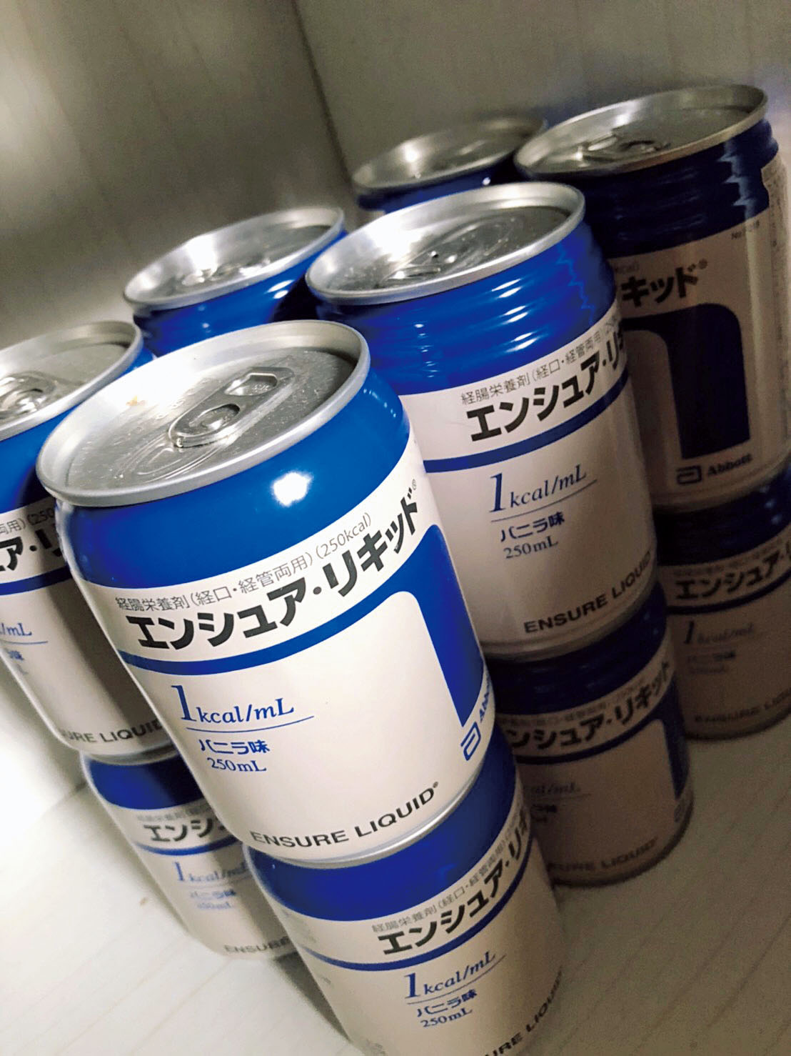 冷蔵庫には大量の栄養補助ドリンクをストック。朝1本飲んだだけで過ごす日もあるとか