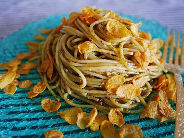 ピスタチオパスタに「コーンフレーク」