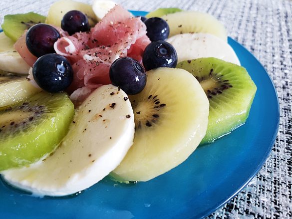 キウイとベリーの美容モッツァレラ