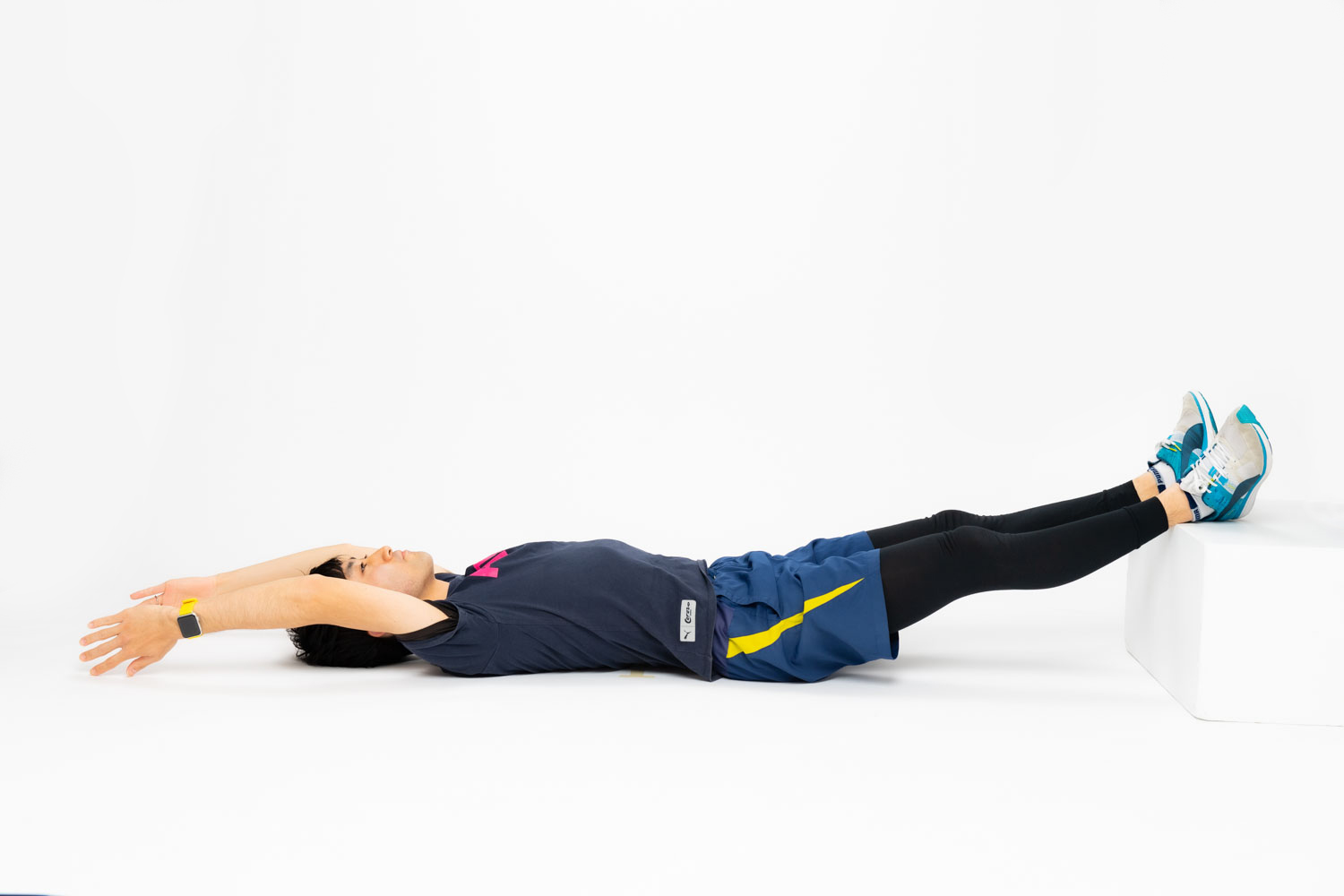 2. 膝を伸ばした状態でかかとを台の上に乗せます