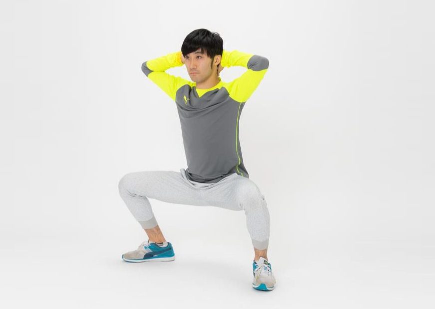 3. お尻を落とすようにしゃがんでスクワットをします