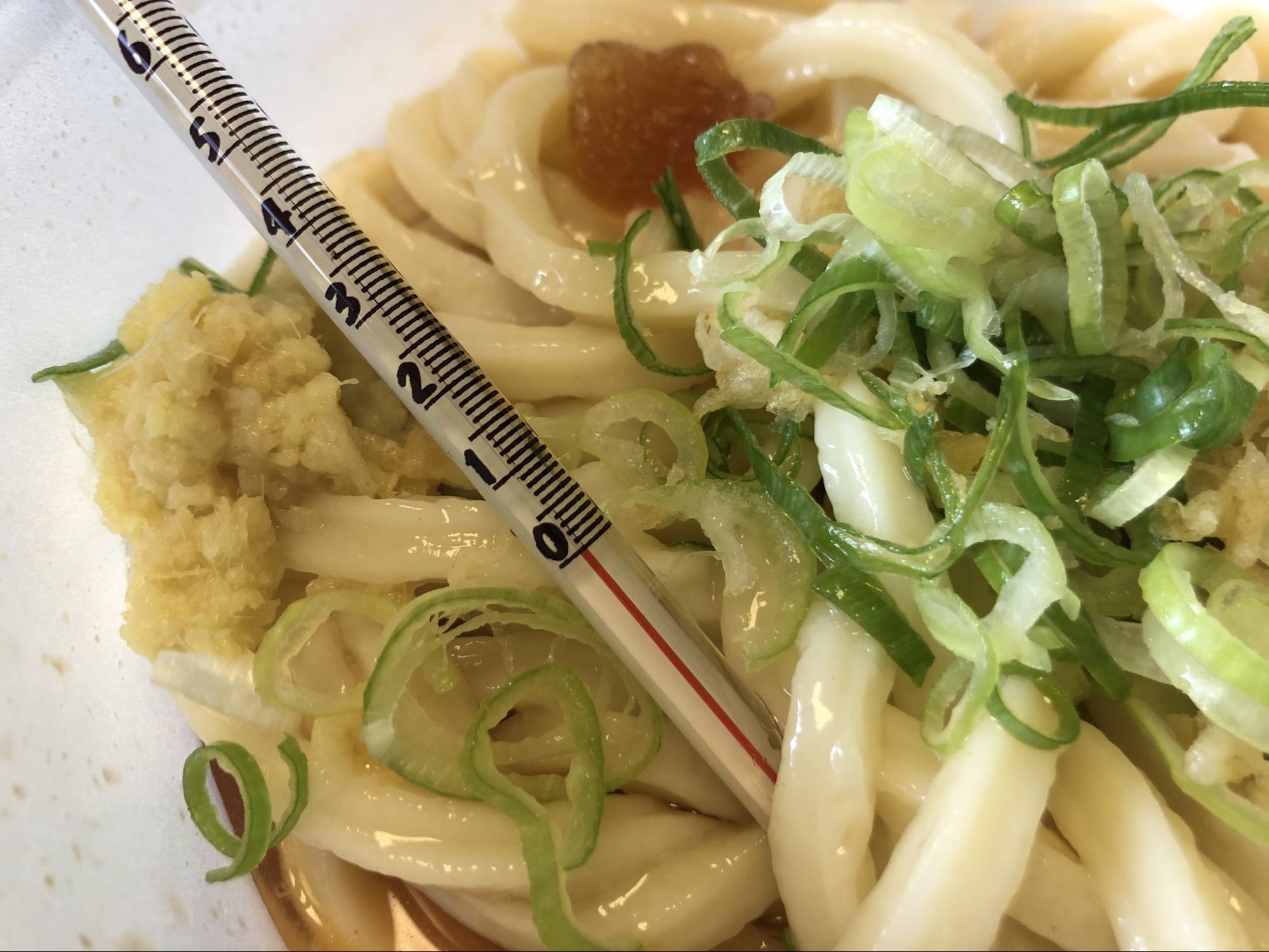 0度を示しています ※温度計のところに氷だしを集めていません