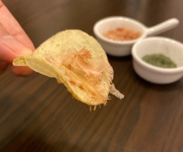 ポテトチップスにトッピングつけて食べてみた（かつお節）