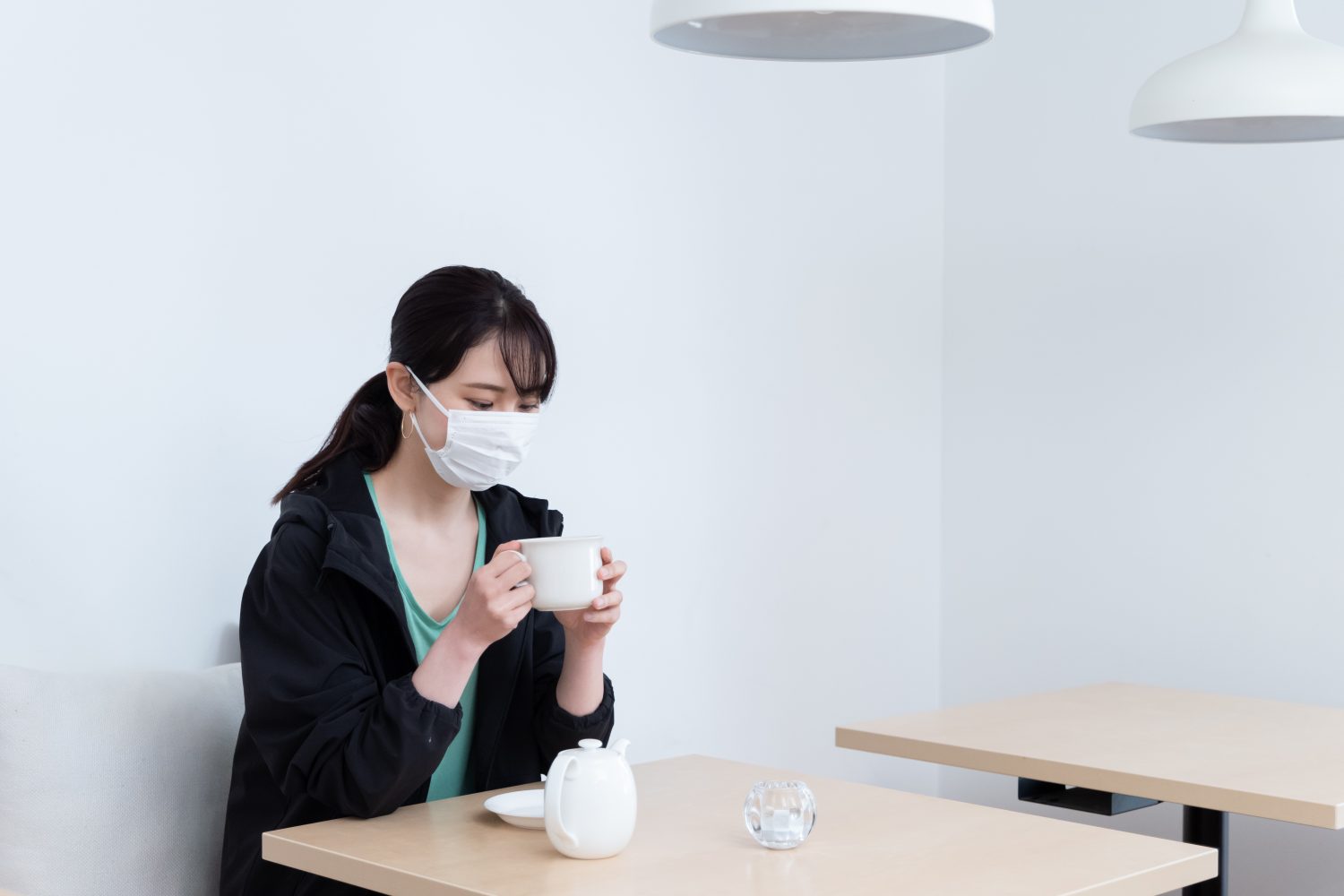 マスクトラブル５：そのままドリンクを……