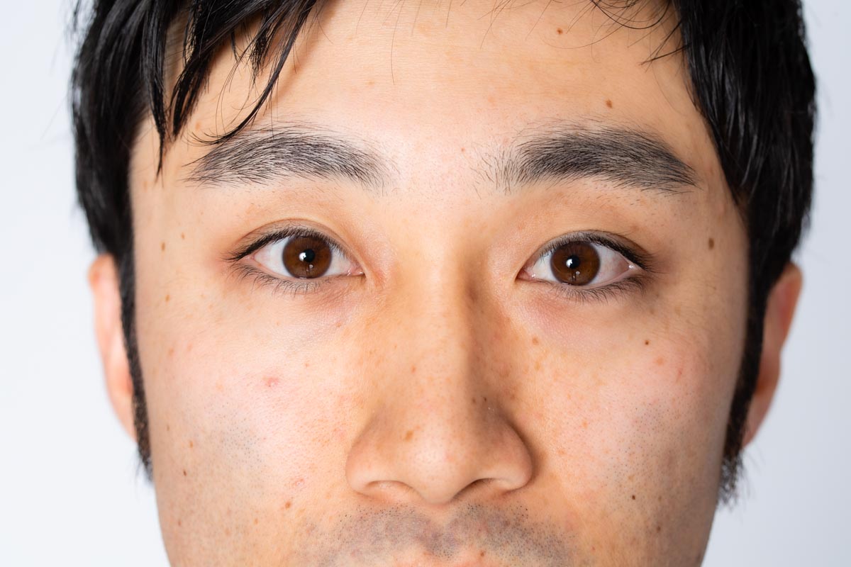 2. 目を強く開く(5秒程度キープ)