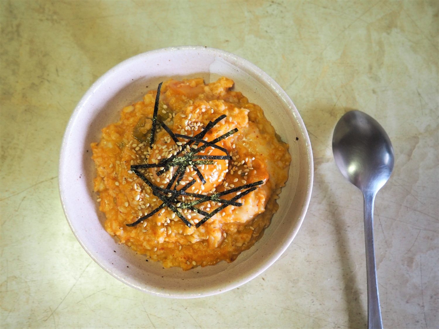 （3）皿に盛り付けたら卵黄を乗せ、白ごまをかけて完成