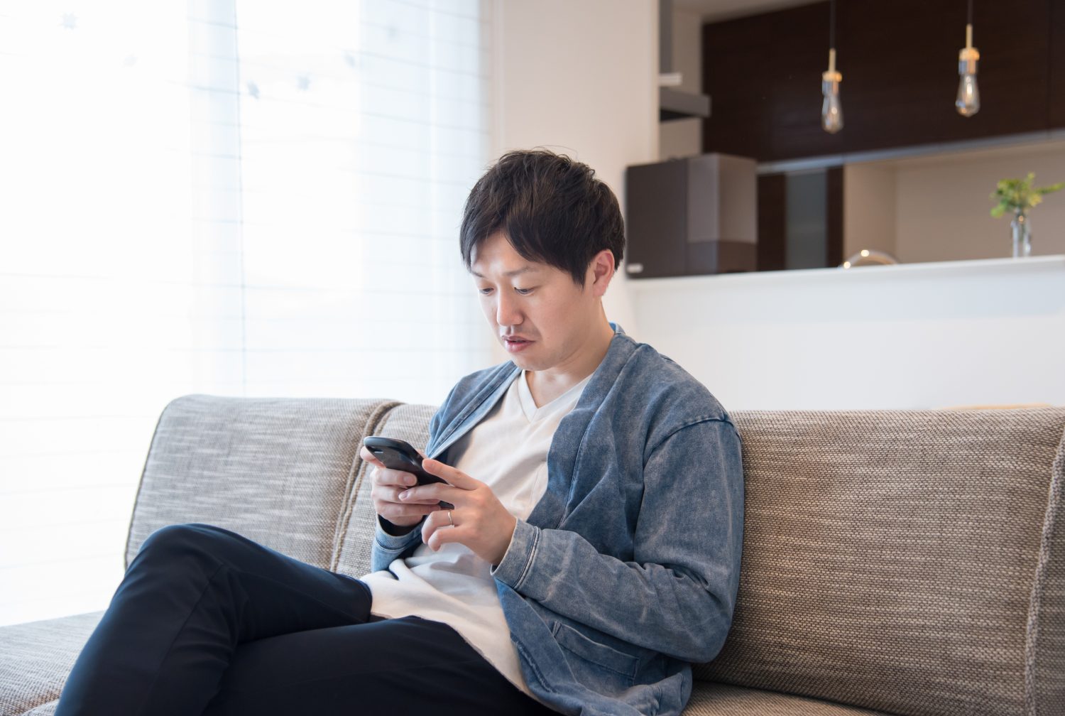 妻の胸は自分のモノだと思っている夫