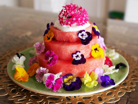 エディブルフラワーを使ったスイカケーキ完成