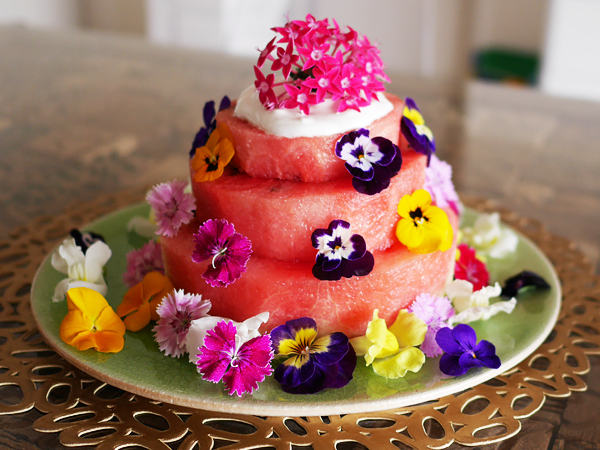 エディブルフラワーを使ったスイカケーキ完成