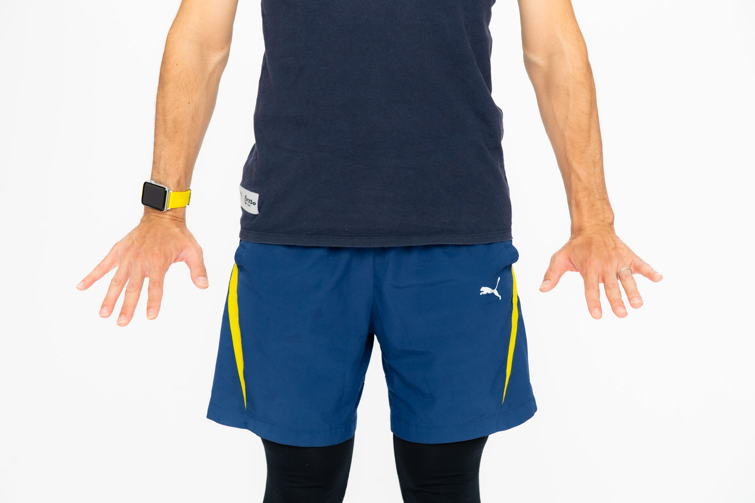 1. 腕をまっすぐおろして、手首を前側に曲げながらゆっくりと指を伸ばします。