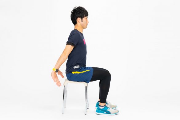 2. 背骨を少しずつ反らしながら両腕をお尻の後ろまで引きます