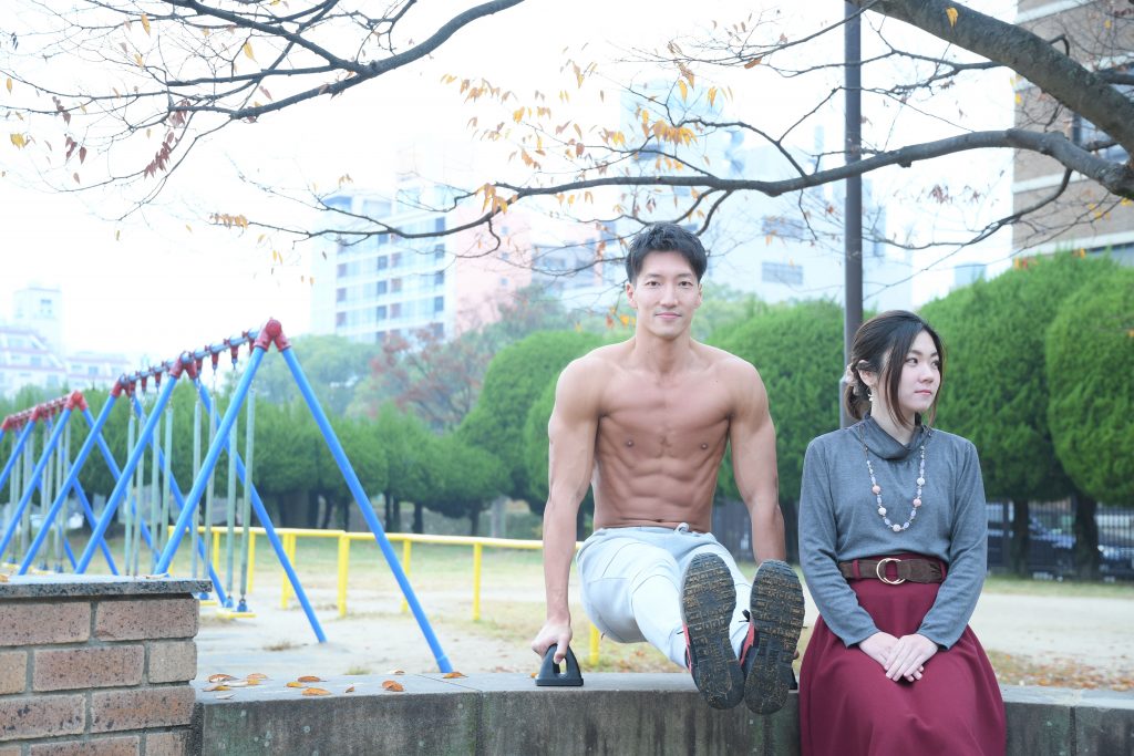 「デート中に公園で一休みするマッチョ」