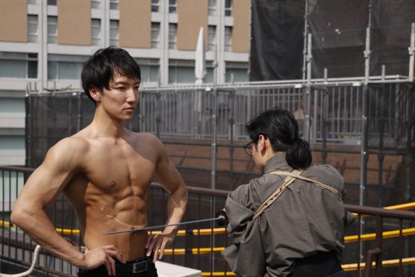 「防弾腹筋で刀を受けるマッチョ」