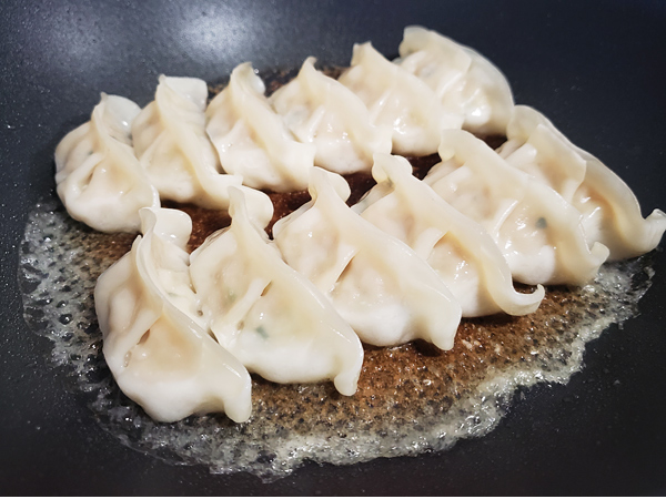 3冷凍餃子を焼く