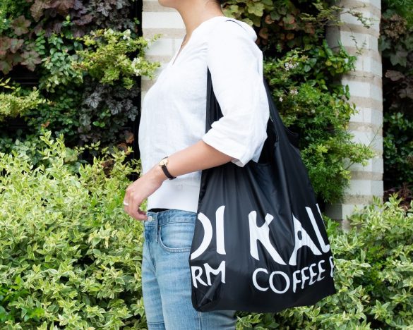 肩掛けできるので重いものを入れてもラク