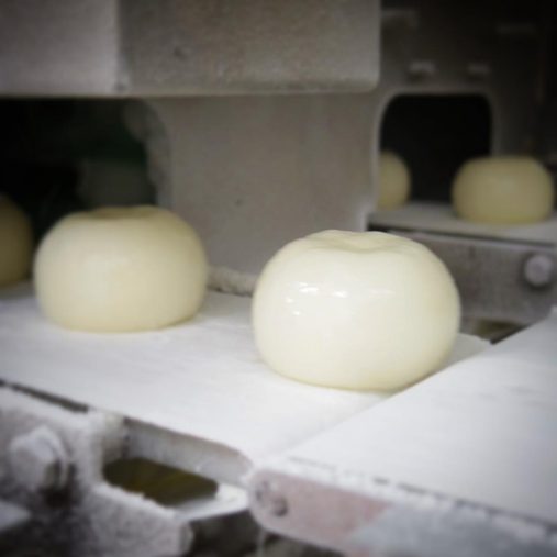 工場できたての「雪見だいふく」※2018年撮影