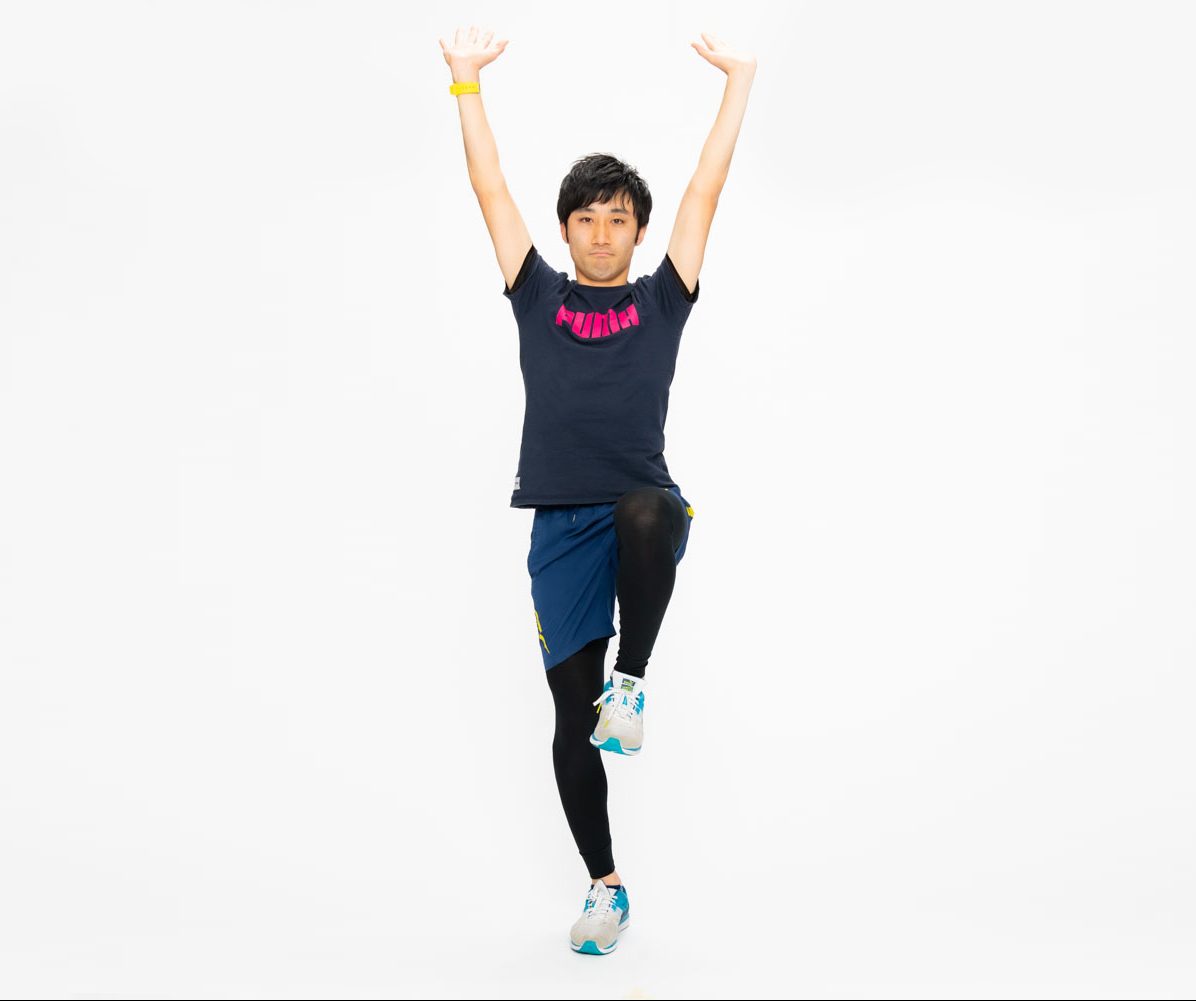 4 息を強めに吐きます。このタイミングに合わせて足踏みをします。