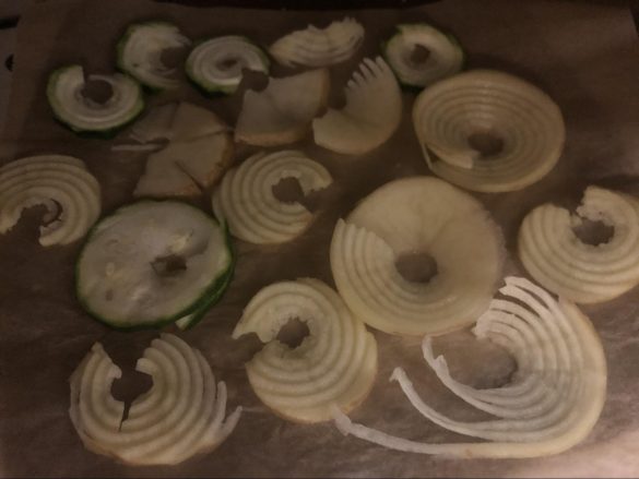 耐熱皿にクッキングシートをしき、野菜を置く