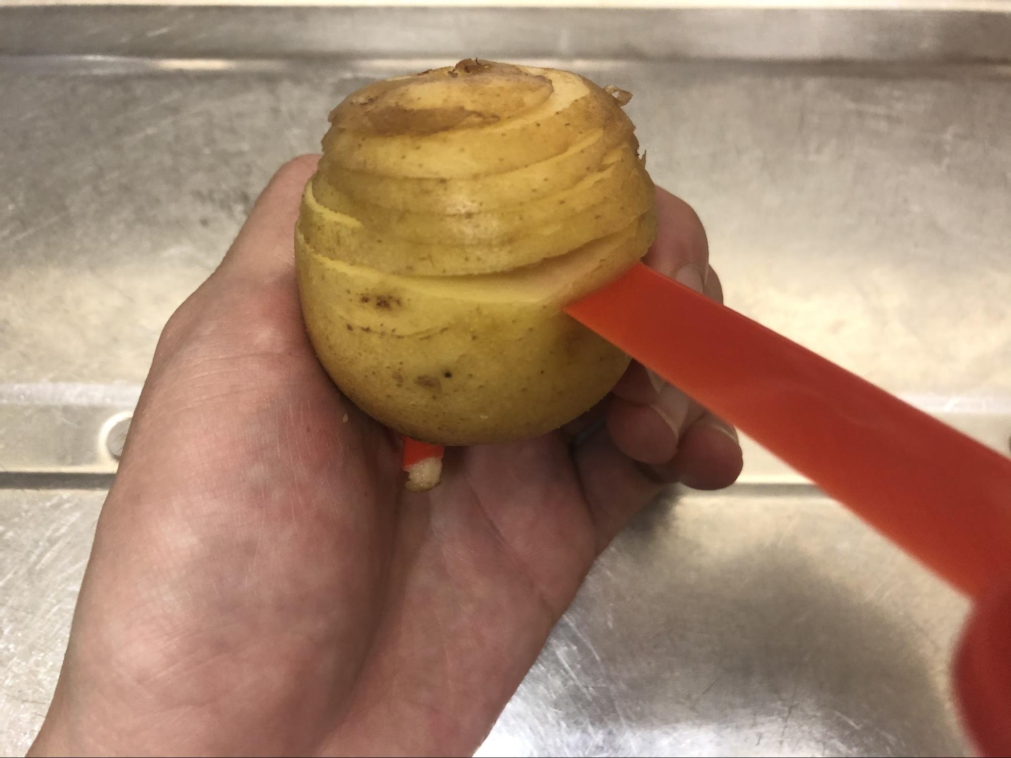 ハンドル部分をつかみ、時計回りにゆっくりと回す