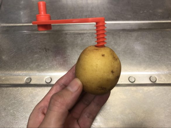 らせん部分の先端を、野菜の中央に回しながら根元まで差し込む