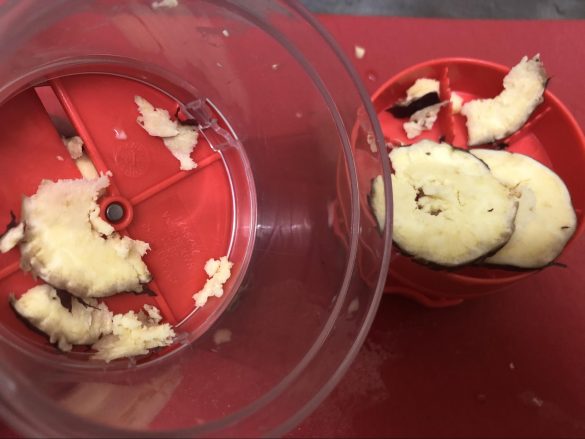 「ぐるぐるポテト」でカットしたサツマイモ。ボロボロ……