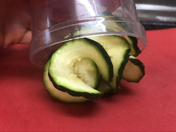 「ぐるぐるポテト」でカットしたズッキーニ