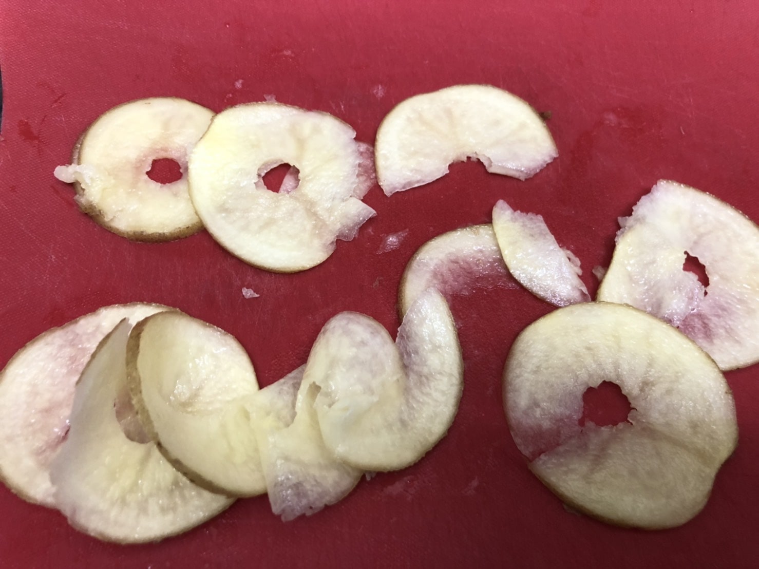 筆者が不器用なのか？ストレートカッターだと無惨な有様に…