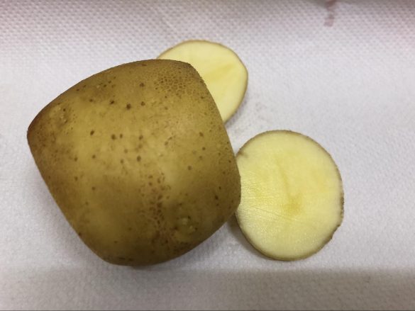 ジャガイモの芽をとり、上下を約1cm切る