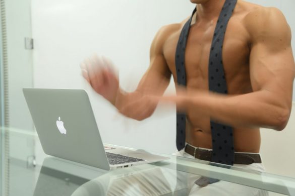 「高速タイピングをするマッチョ」