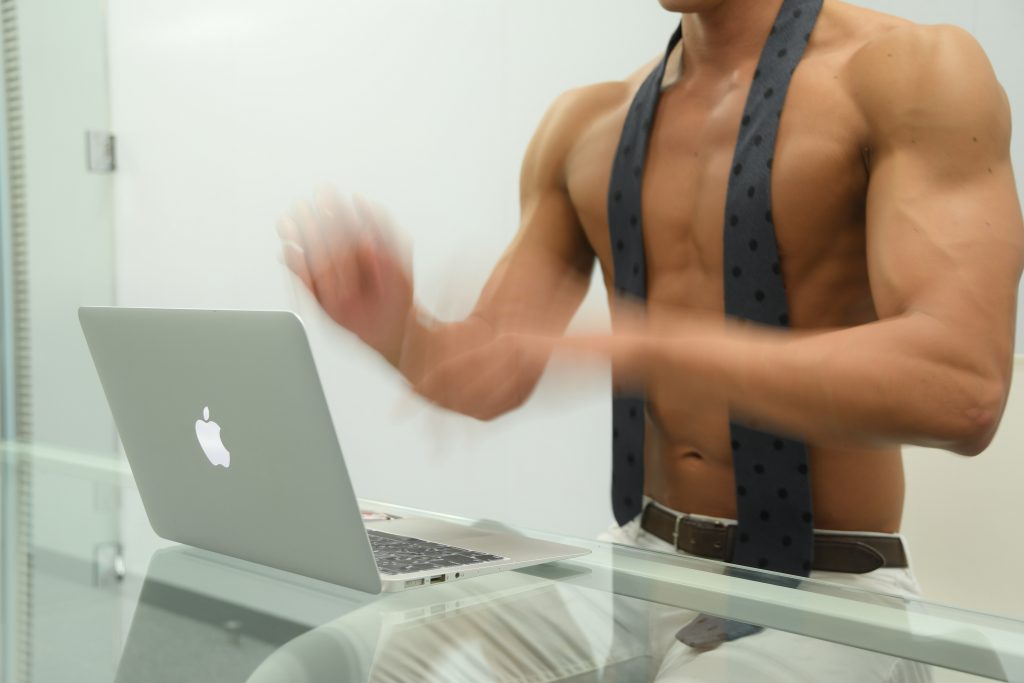 「高速タイピングをするマッチョ」