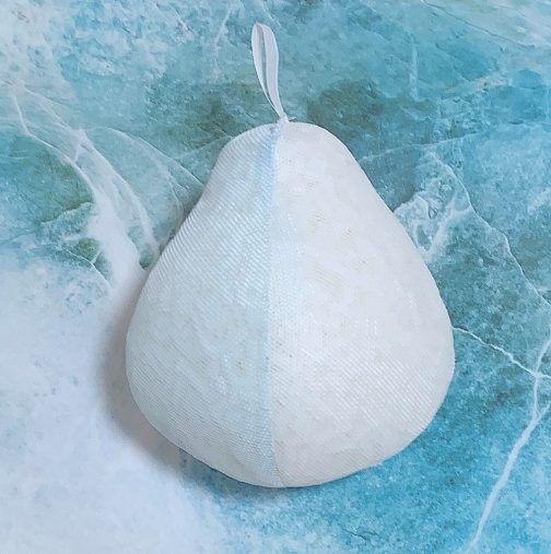 中のボールは洋ナシ型