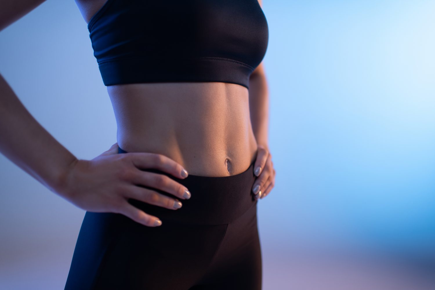 1日1分でお腹がへこむ「ハンズアップステッピング」、