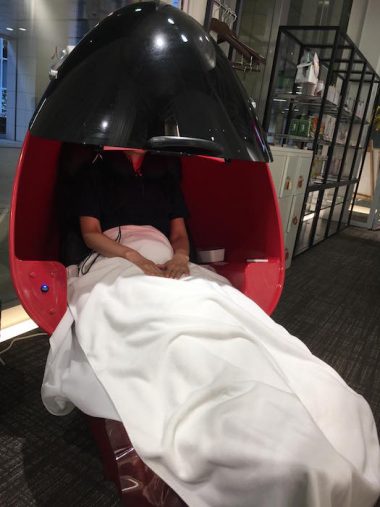 光スチーマーを浴びながらケア