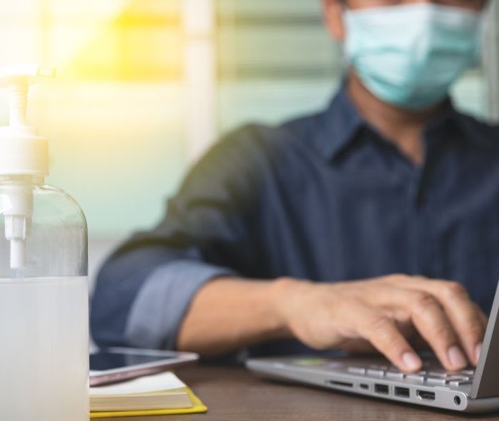 マスク男性、仕事、テレワーク、リモートワーク、在宅業務